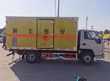 黄梅爆破器材运输车工人安全操作规范与智能技术保障
